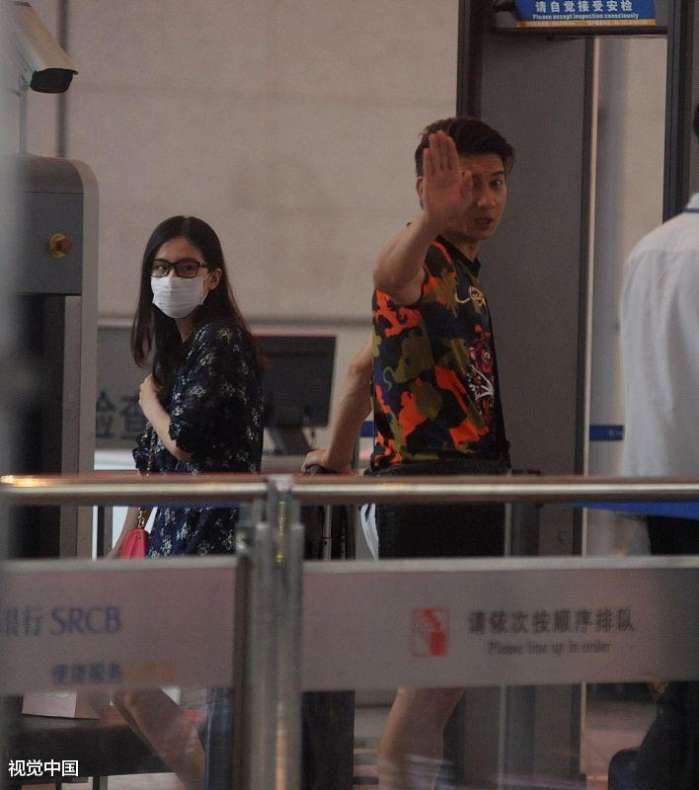 卓伟托关系复出娱乐圈, 第一个曝光刘姓女星出轨, 网友: 请求封杀