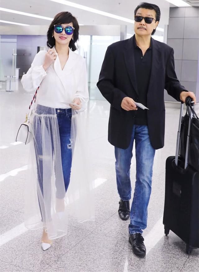 赵雅芝太牛掰了！64岁穿连体条纹西装，网友：一般人穿能丑哭！