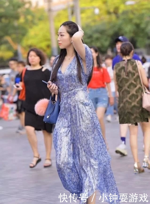  『短袖T恤』女性穿上高跟鞋, 打造出时尚魅力的自己