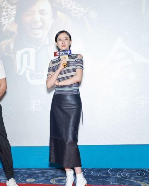 输惨了!“高贵妃”娜扎同穿紧身条纹裙，从头到脚全输娜扎!