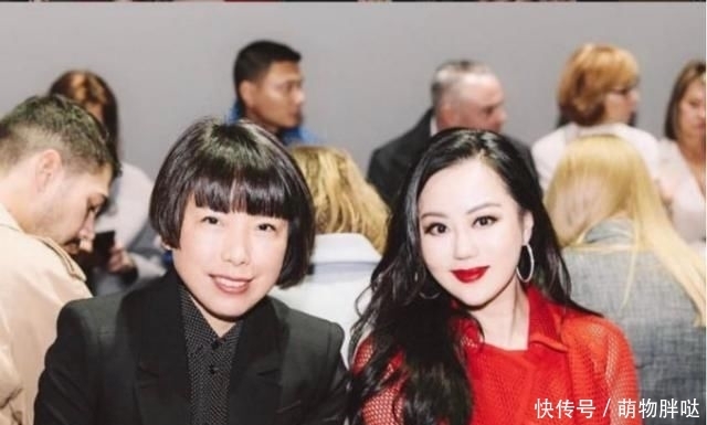  【卖力】56岁章小蕙为显嫩穿卖力了，大波浪卷发配大红色连衣裙，减龄时髦
