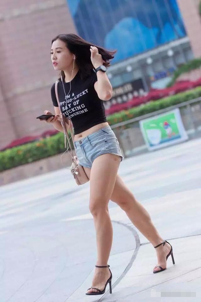 可爱女生牛仔热裤搭配高跟鞋，一双大长腿让人羡慕