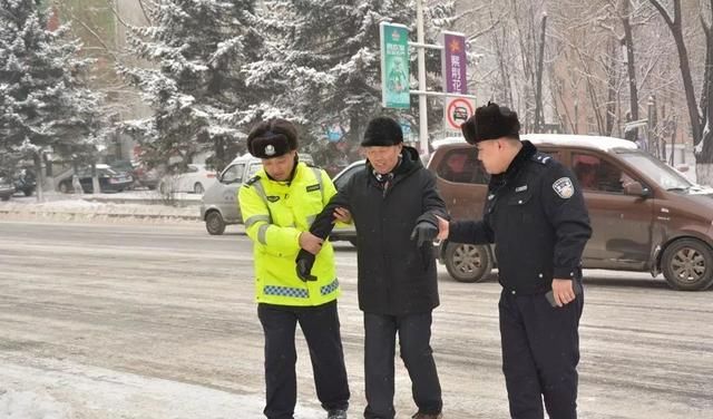 正是这些风雪中坚守的身影，让这个寒冷的季节多了许多温暖