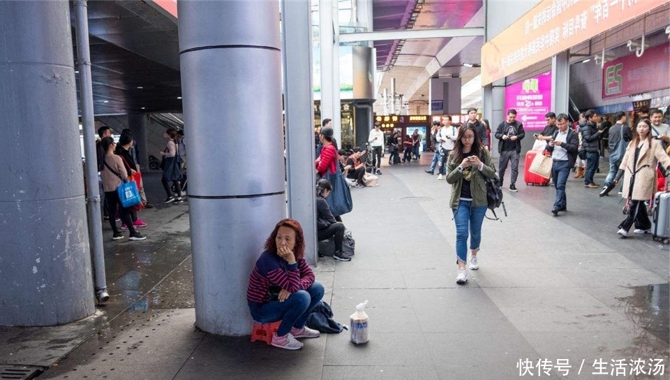  「罗湖口岸」深圳罗湖口岸实拍：人流量每天达20多万，还有深圳