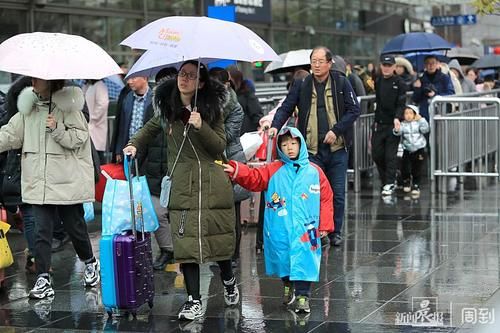  【春运】直击春运：冬雨绵绵挡不住回乡客的脚步