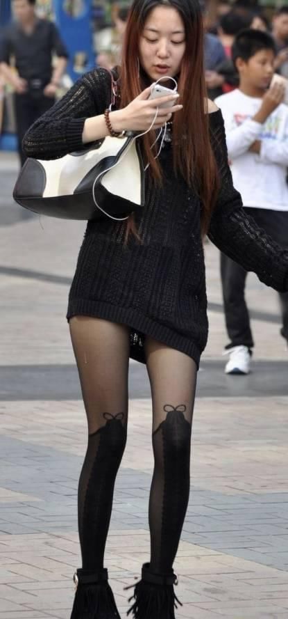 街拍:美女你这打扮，男友心真大!