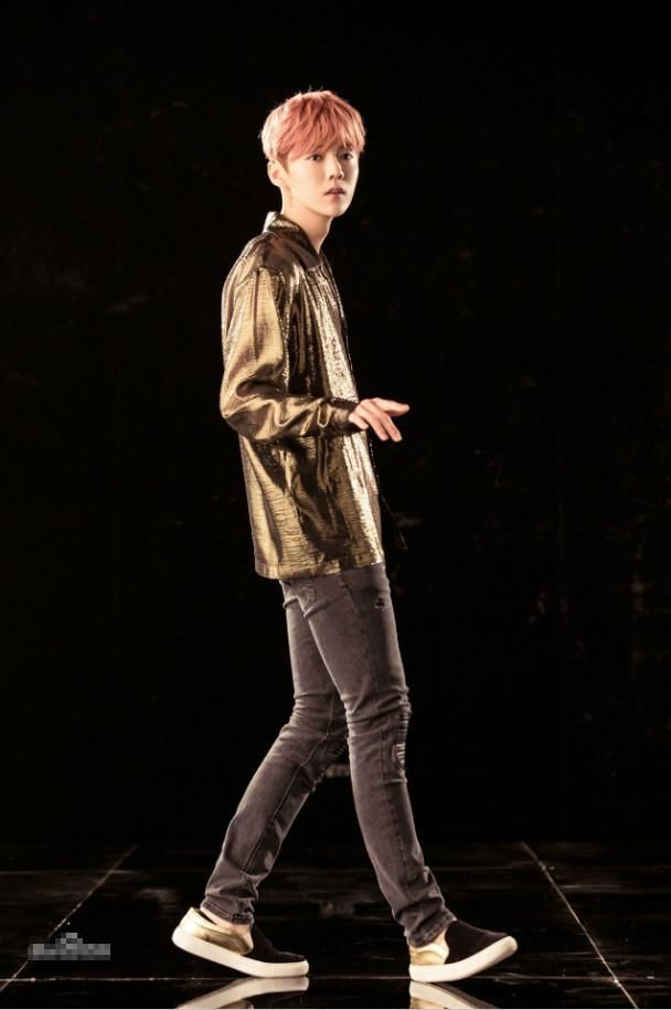 鹿晗不过是穿了套西装，颜值爆表帅到窒息，一举一动尽显王子风范