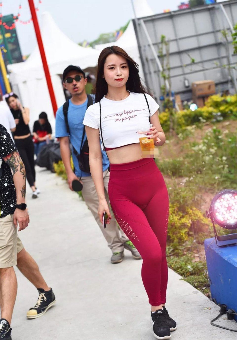 街拍：穿红色紧裤的丰满翘臀的性感美女果然是美女啊