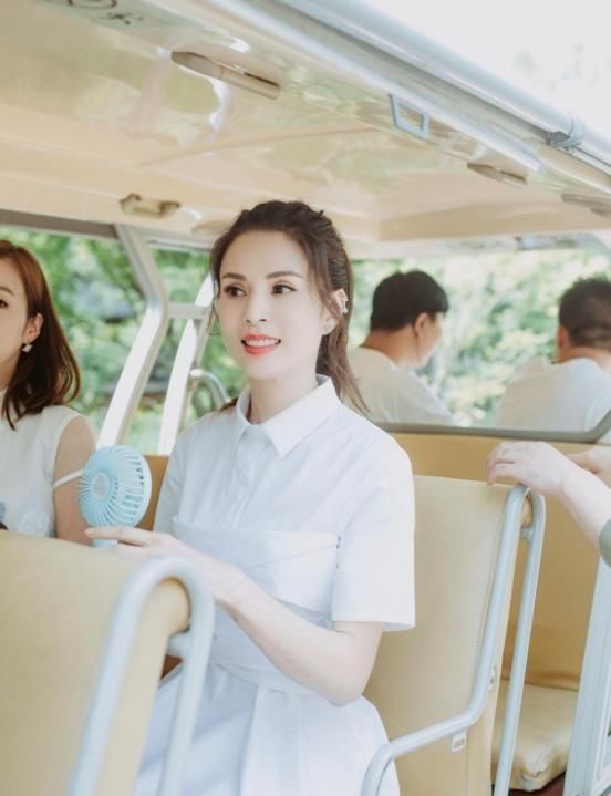  『奔四』奔四女人就该穿件清新小裙子！简洁精致设计尽显清新感