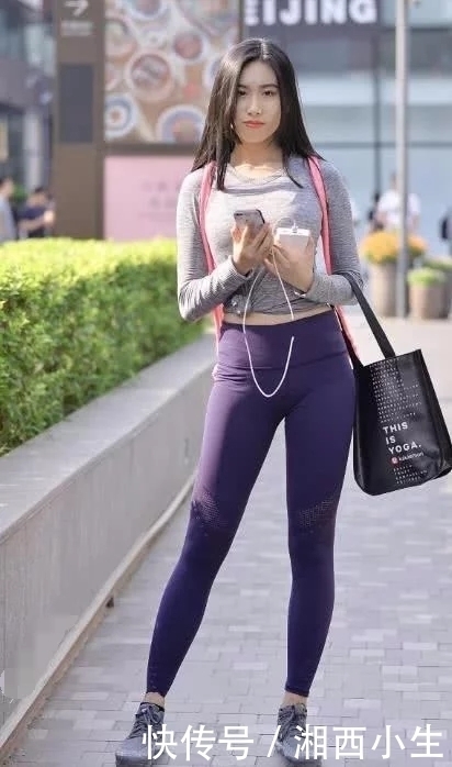 街拍：清纯透着成熟的气质美女，迷人的美腿穿上紧身运动裤，魅力