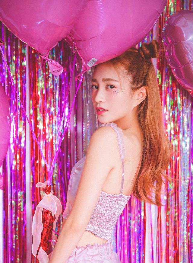 包文婧身穿吊带背心+阔腿裤，165身高穿出2米的气场，美炸了