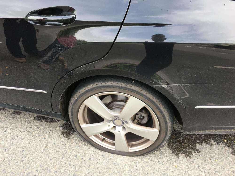  扣12分■高速爆胎，应急车道换备胎被扣12分，车主反问凭啥罚我