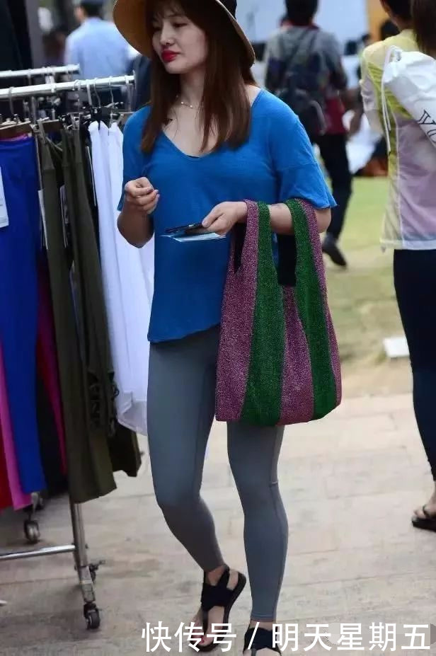 在逛美食城的紧身裤美女