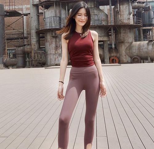 温婉有型的打底裤美女，尽显小家碧玉的身材