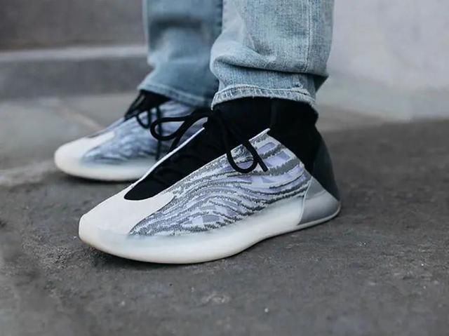  【发售价格】全新亚限Yeezy 350即将来袭，经典AJ13Flint配色定档5月