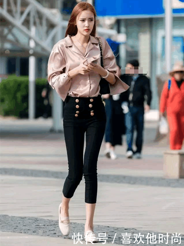 美女肤白貌美身穿性感的连衣包臀裙，优雅迷人的魅力让人着迷！