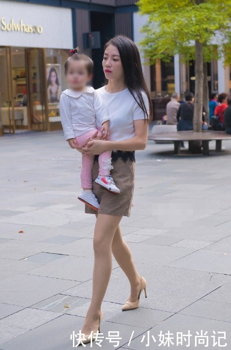  「辣妈」街拍：辣妈脚踩高跟还能抱孩子,实力很强,练出来的?