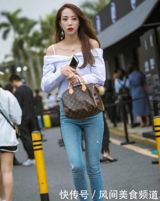 紧身裤|街拍:双瞳剪水的美女,一件白色一字肩配牛仔紧身裤,时尚唯美