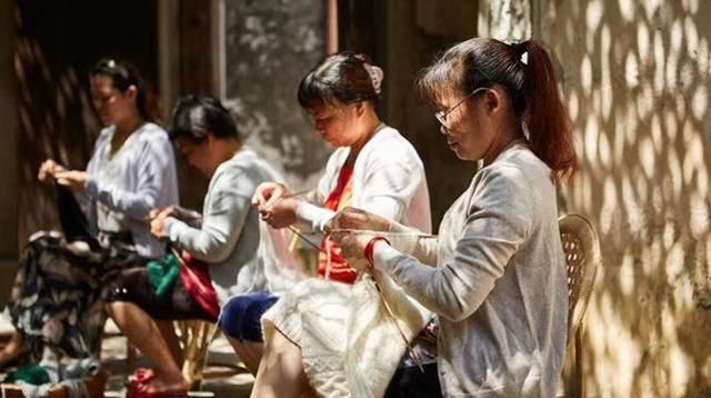  创业|城市领高薪的农村大学生，回乡创业“织毛衣”，直播里突然