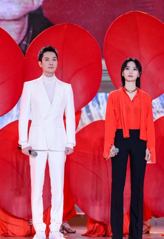  #看上去更加#周笔畅小个子穿搭教科书，一袭红色衬衫配黑色直筒裤，显高又显瘦