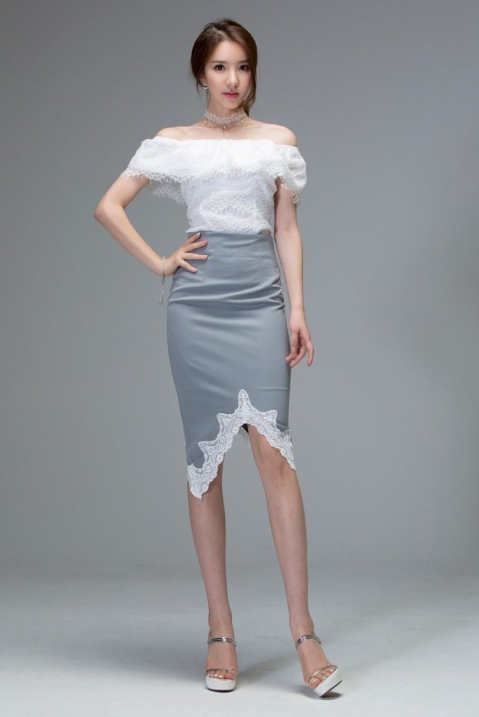 温婉典雅的气质美女，精致大气的套裙，处处流露出成熟的魅力！