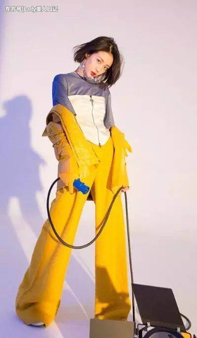 大长腿的造型很难凹吗？李溪芮实践告诉，开叉裙就能轻松做到