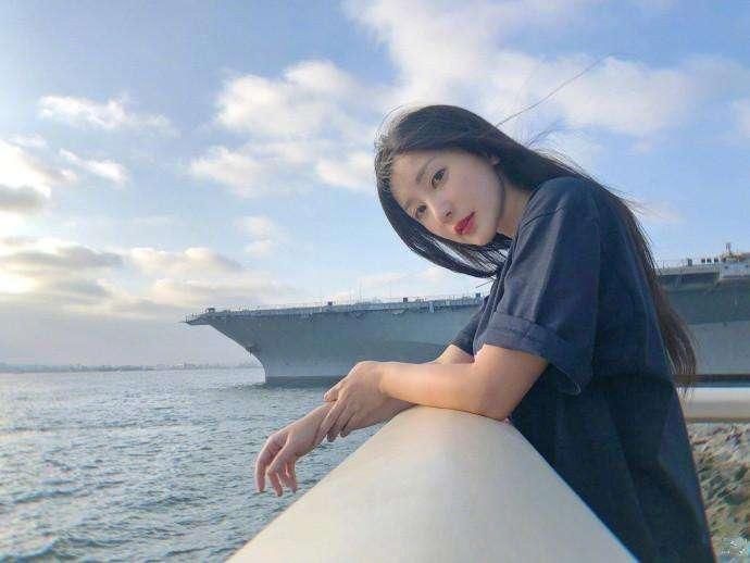 柳岩终于不再露肉了，穿T恤玩下衣消失秀腿，网友:清纯到认不出