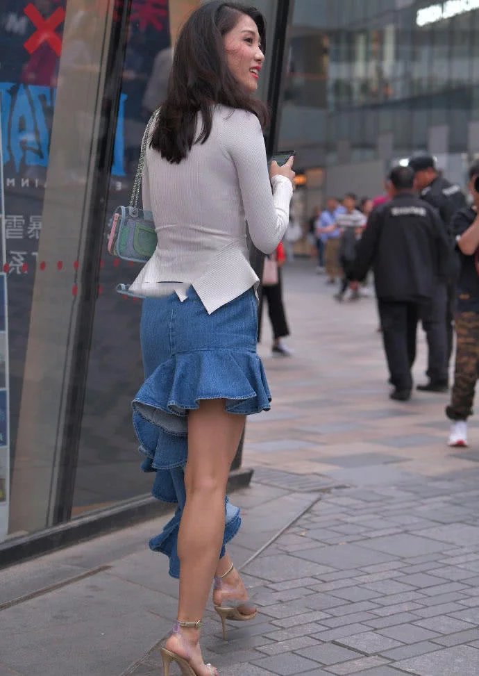 成熟的女人这样穿个性又性感,小巧饱满的身材也别有韵味