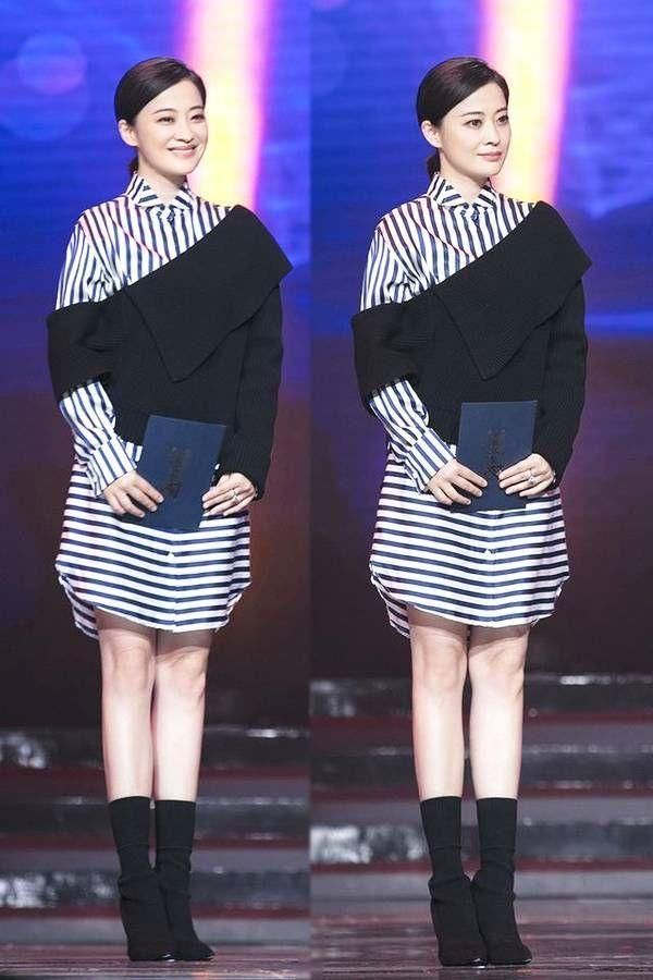 43岁梅婷太大胆，穿一件T恤就出门了！瘦下来真任性！