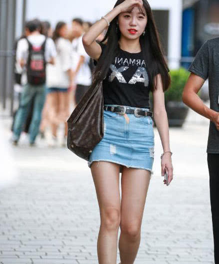 时尚小姐姐超短裙裹出丰腴的臀线，微胖的身材刚刚好，性感