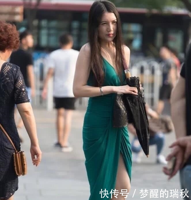  『凹凸感』紧身穿搭的小姐姐，凹凸感十足，在街上也是一道靓丽的风景线