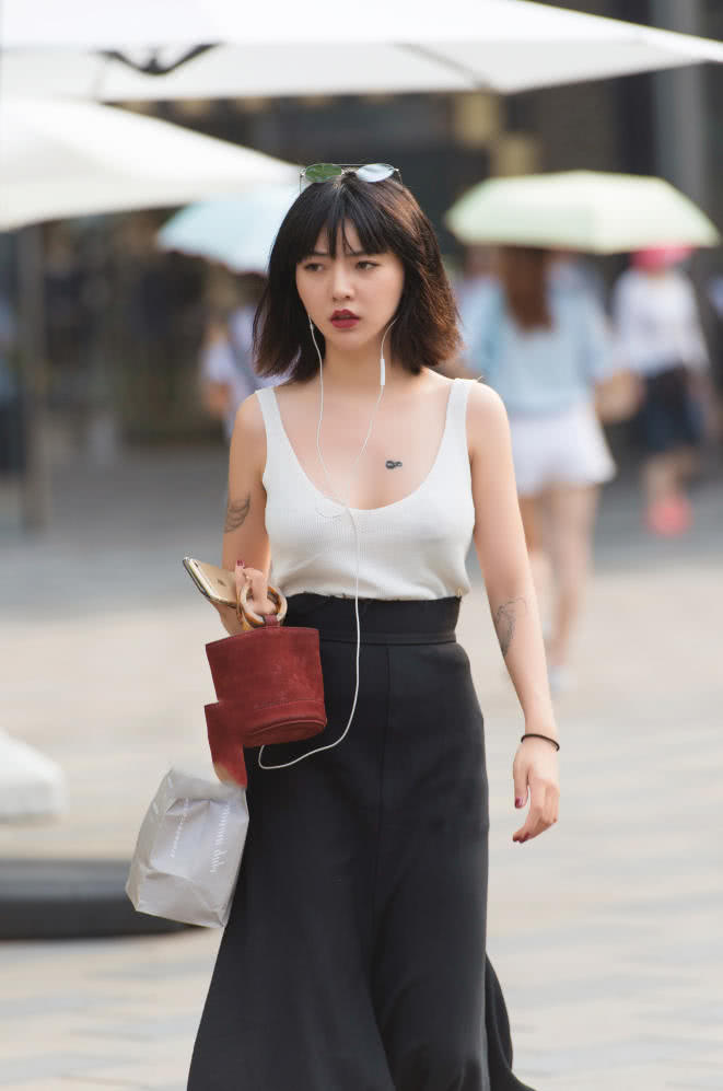 清纯小姐姐有个不平凡的心，大胆的低胸装，让生活更加的多姿多彩