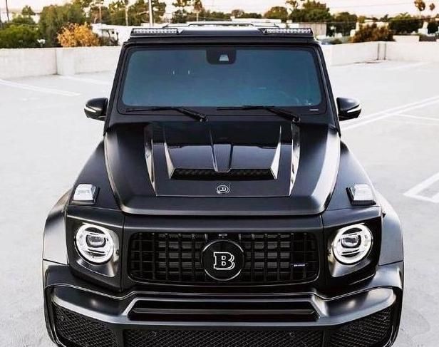  车头：车头挂B字大车标，高达7百匹的奔驰大G，全球限量仅10台