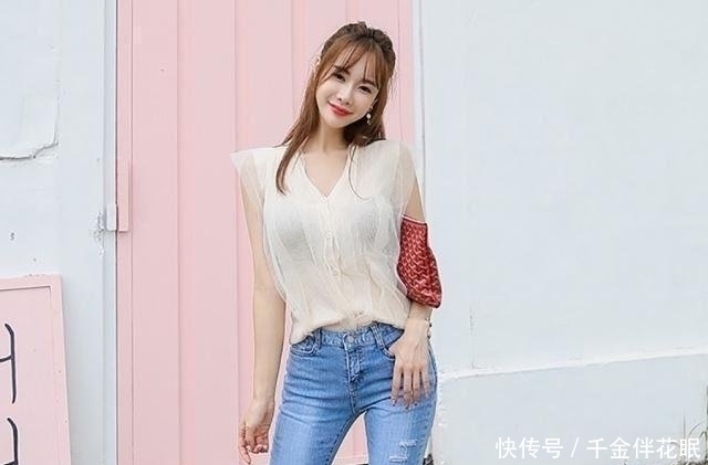 舒适■职场女生一样可以挑选牛仔裤来装束,让你修饰出精明和高雅