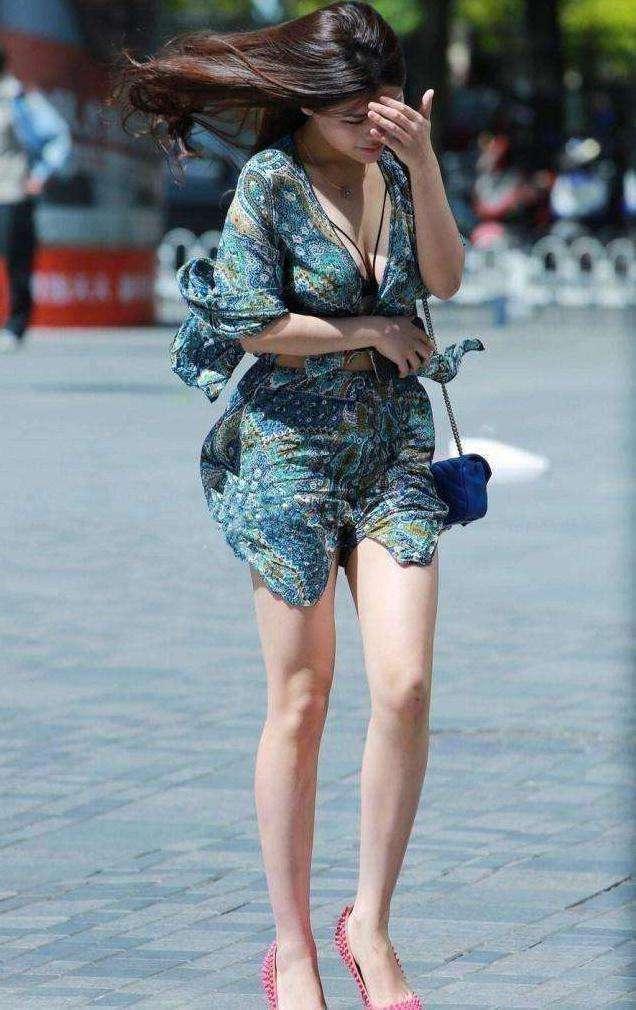 街拍美女：大风好像和美女有点过意不去