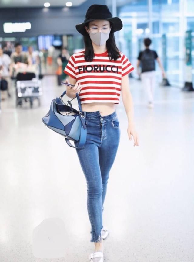 金晨这裤子绝了，硬是被勒成了“小鸟腿”，说实话我欣赏不来！