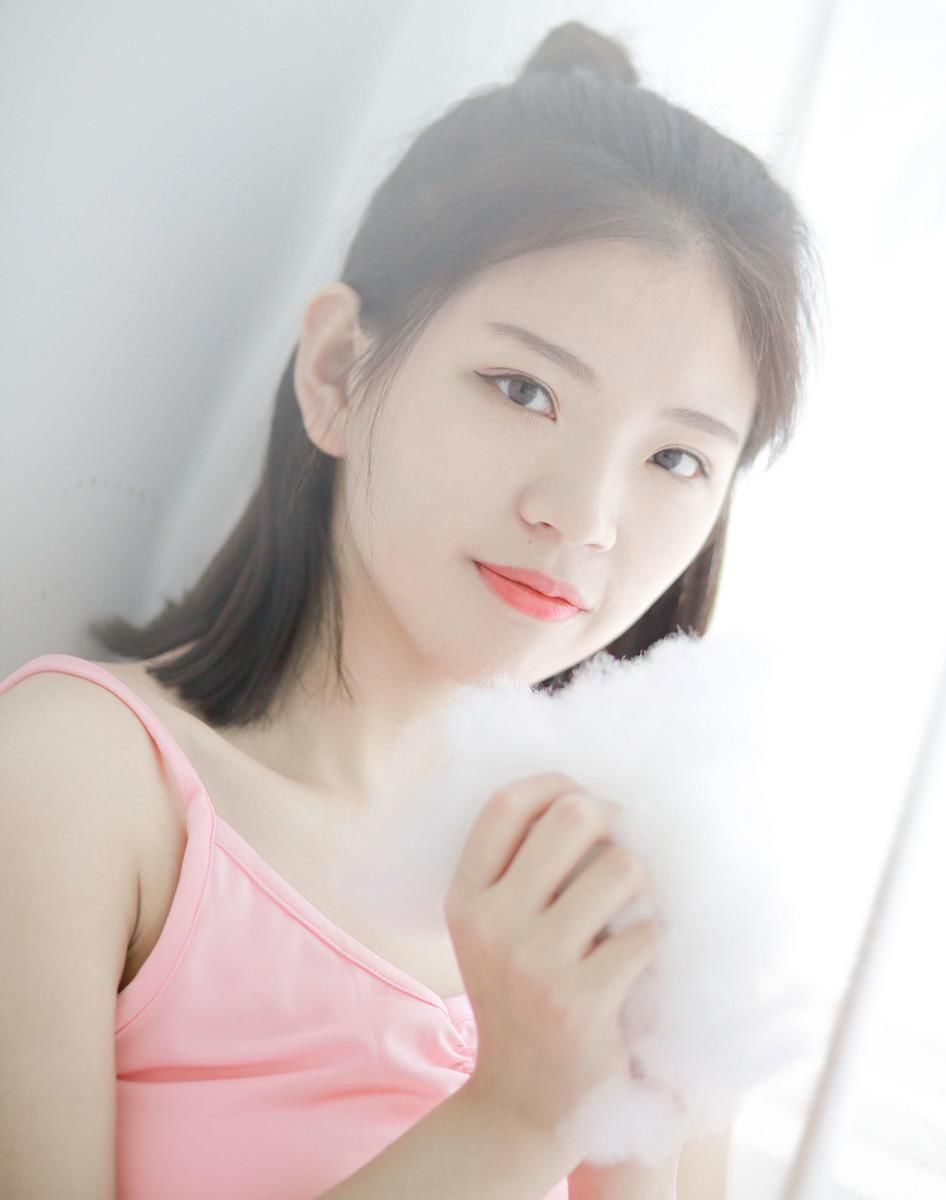 极品吊带美女丰腴曲线性感私房写真