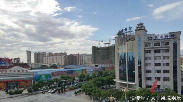  「两省」甘肃面积最大的城市，占甘肃总面积的42%，相当于江浙两