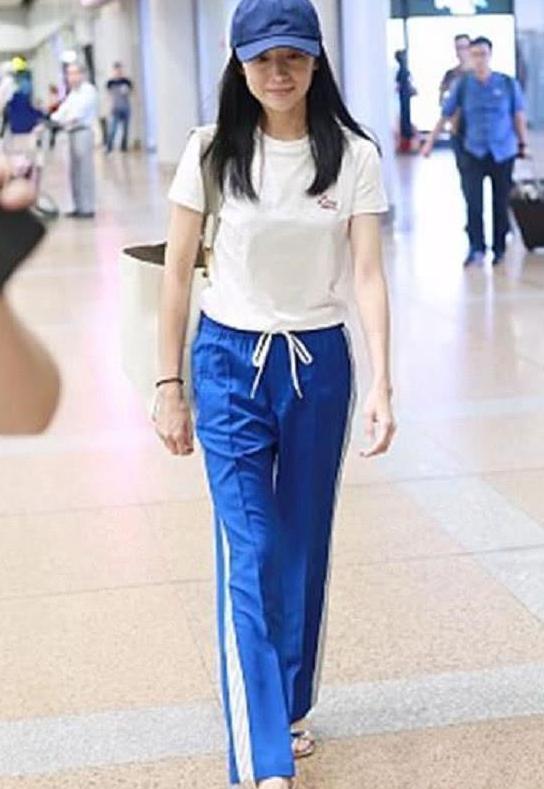 董洁“素颜”现身机场, 白色T恤搭配蓝色运动裤尽显干练清爽