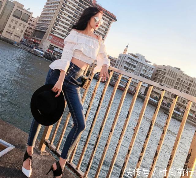 美丽时尚的美女穿吊带修饰腿型的纤细曲线美，清新而减龄！