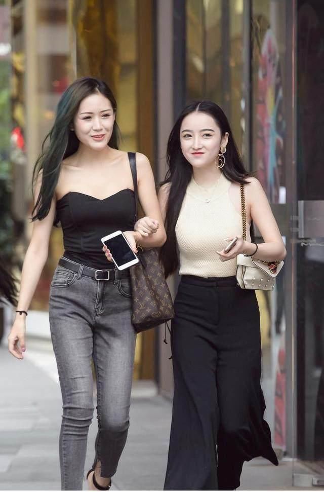 都说性感的美女最妩媚,左边的这位小姐姐身穿吊带杉十分迷人!