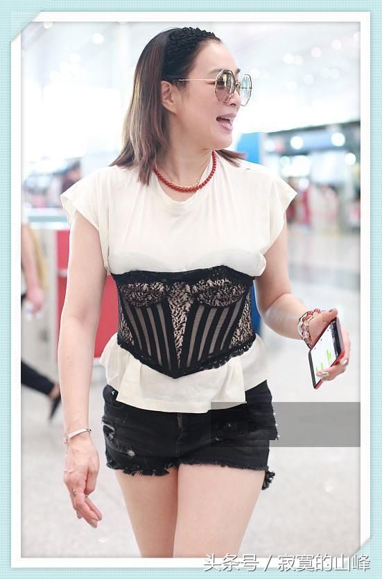 钟丽缇太牛了!穿黑色小肚兜亮相机场,网友:还是那么性感!