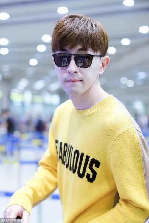 邓伦启程米兰时装周，机场大秀一番与粉丝挥手告别