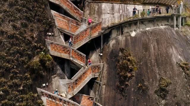 世界上最大的“拉链”，高度超过200米，吸引无数游客前来攀爬！