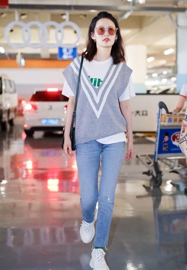 李沁真会穿，T裇外面加“V领”秒变18岁，说是高中生有人信