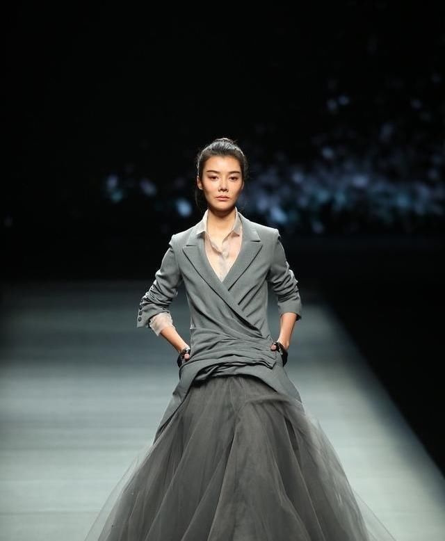 【纱质连衣】“美人在骨不在皮”,这句话都是什么意思?