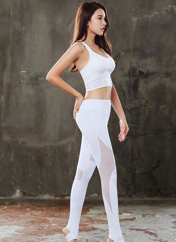 紧身打底裤：曲线分明的美女，精致而优雅，韵味十足！