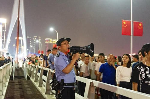 重庆这个地方太火了,直接封桥让游客拍照打卡,网友:暖心