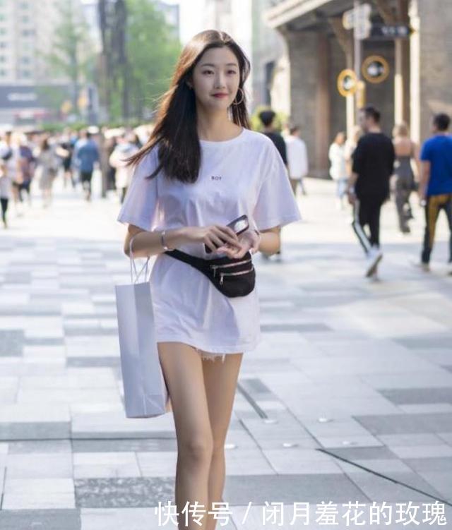 『长袖』街拍长发飘飘的美女,一件浅粉色的长袖连衣裙,时尚靓丽女人味!