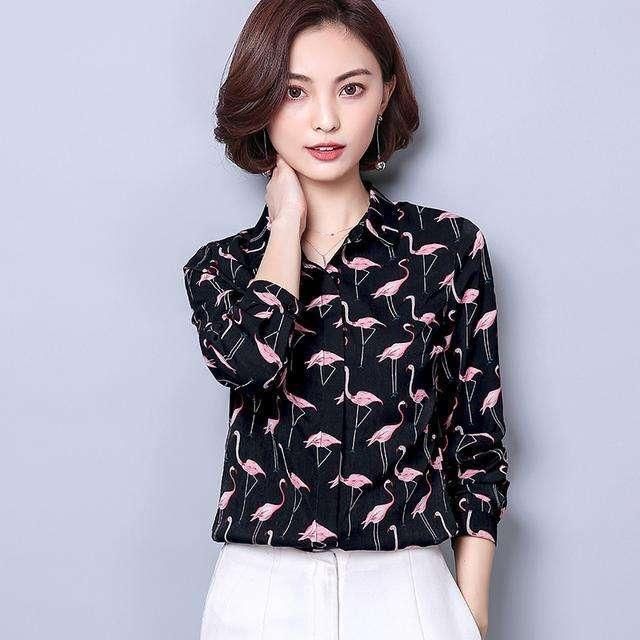 女人别总穿连衣裙, 俗土! 瞧下图女人穿俏秋衫, 一举一动都很美